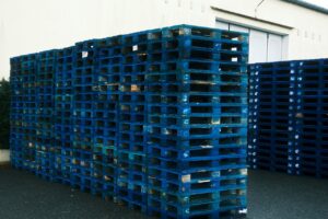Pallets e estrados plásticos x madeira: higiene, durabilidade e ROI pexels-matreding-10096886