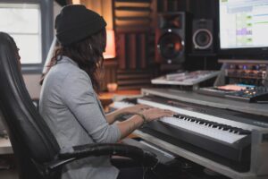 Como escolher caixas e monitores para teclados em ambientes grandes recording-studio-8050693_1280