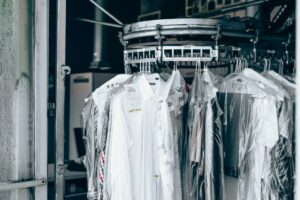 Como lavar vestido de festa, terno e peças finas com mais segurança lavar vestido